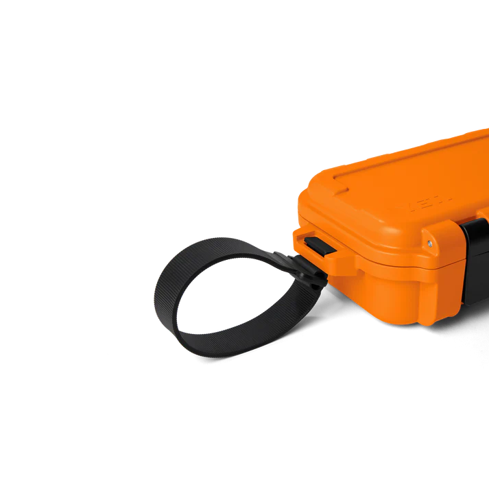 Detalle del asa de la YETI LoadOut GoBox 1 en color King Crab, diseñada para transportar la caja con comodidad y seguridad