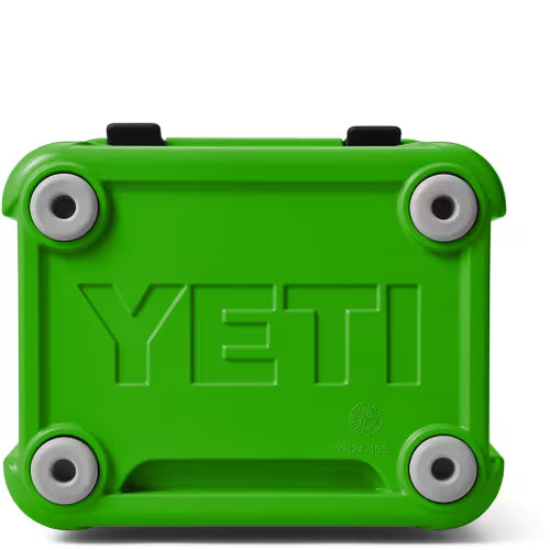 Detalle de la parte inferior de la Yeti Roadie 24 con patas de goma antideslizantes para mayor estabilidad y protección