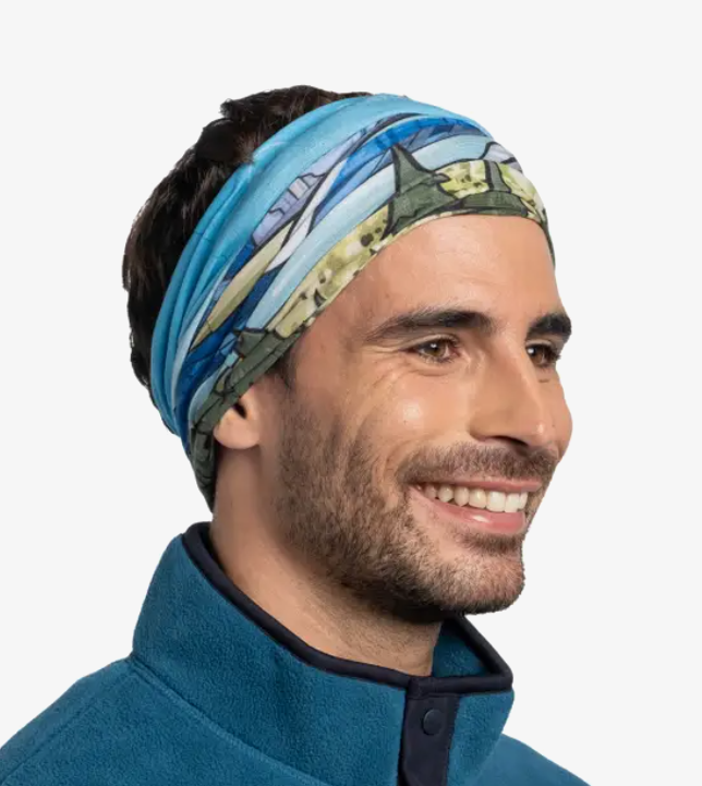 persona usando Buff CoolNet UV color Glacier en actividad outdoor en verano