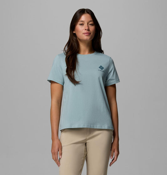 Chica con camiseta Columbia W’s Rolling Bend Graphic SS vista frontal para uso outdoor en verano. color azul