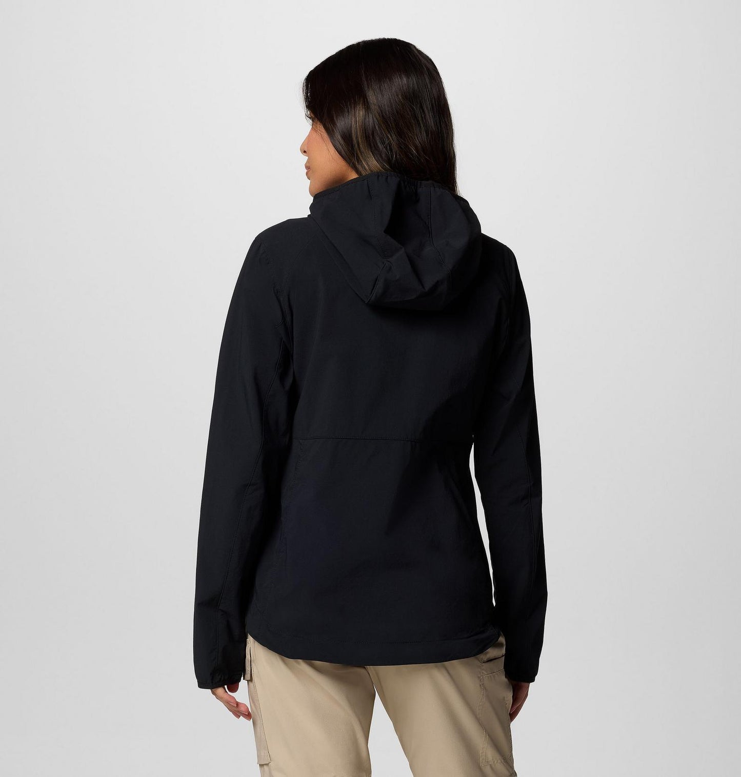 Chica de espaldas usando la chaqueta Columbia W’s Heather Canyon II en entorno outdoor o urbano
