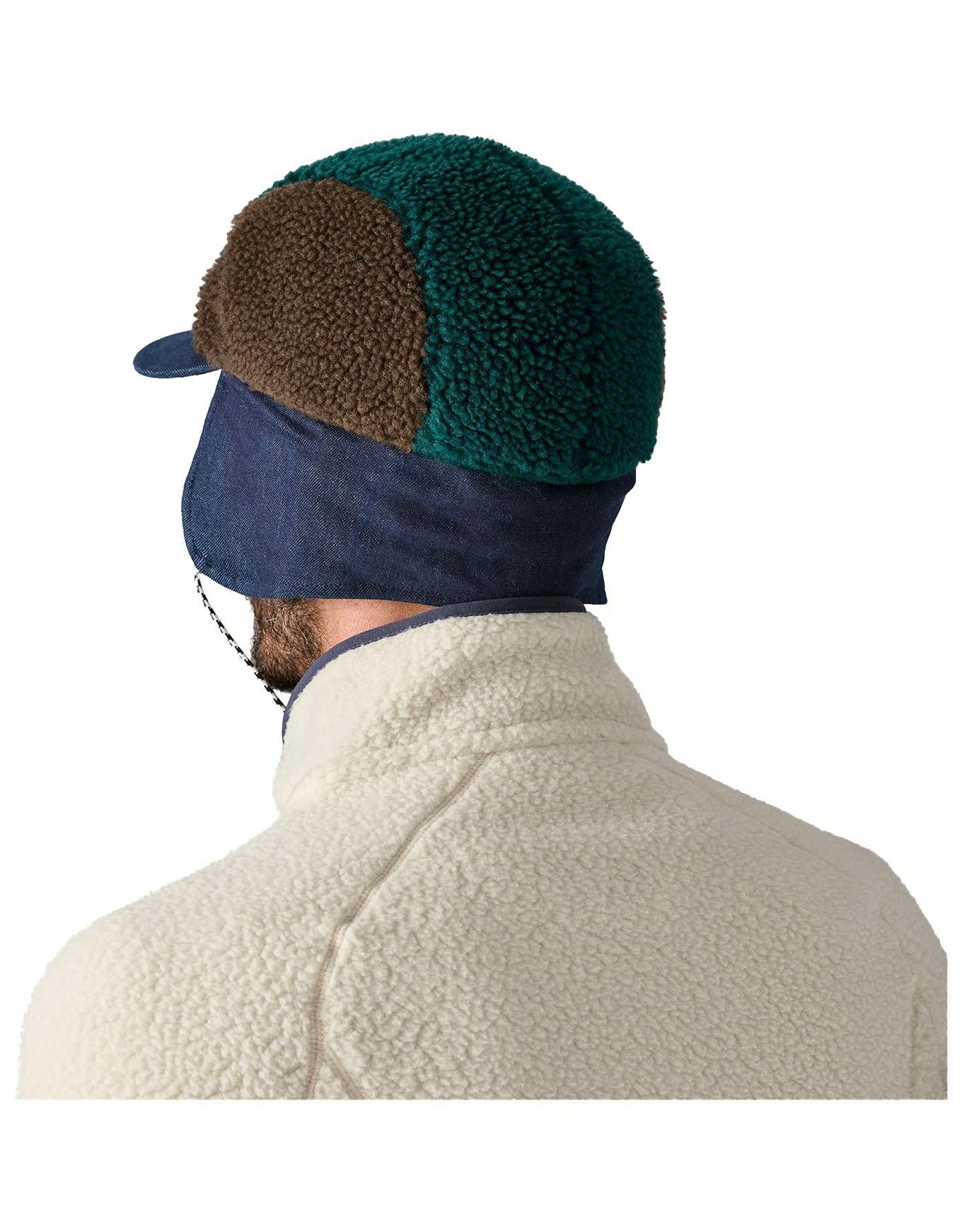 Persona usando la gorra Patagonia Range Earflap Cap en un entorno frío y outdoor