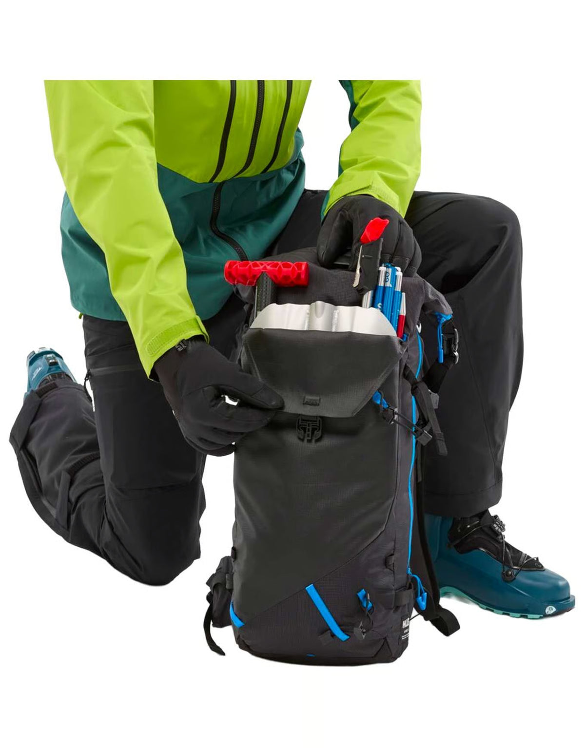 compartimento de acceso rápido de la mochila Millet M White 22L para transportar pala y sonda de seguridad en nieve