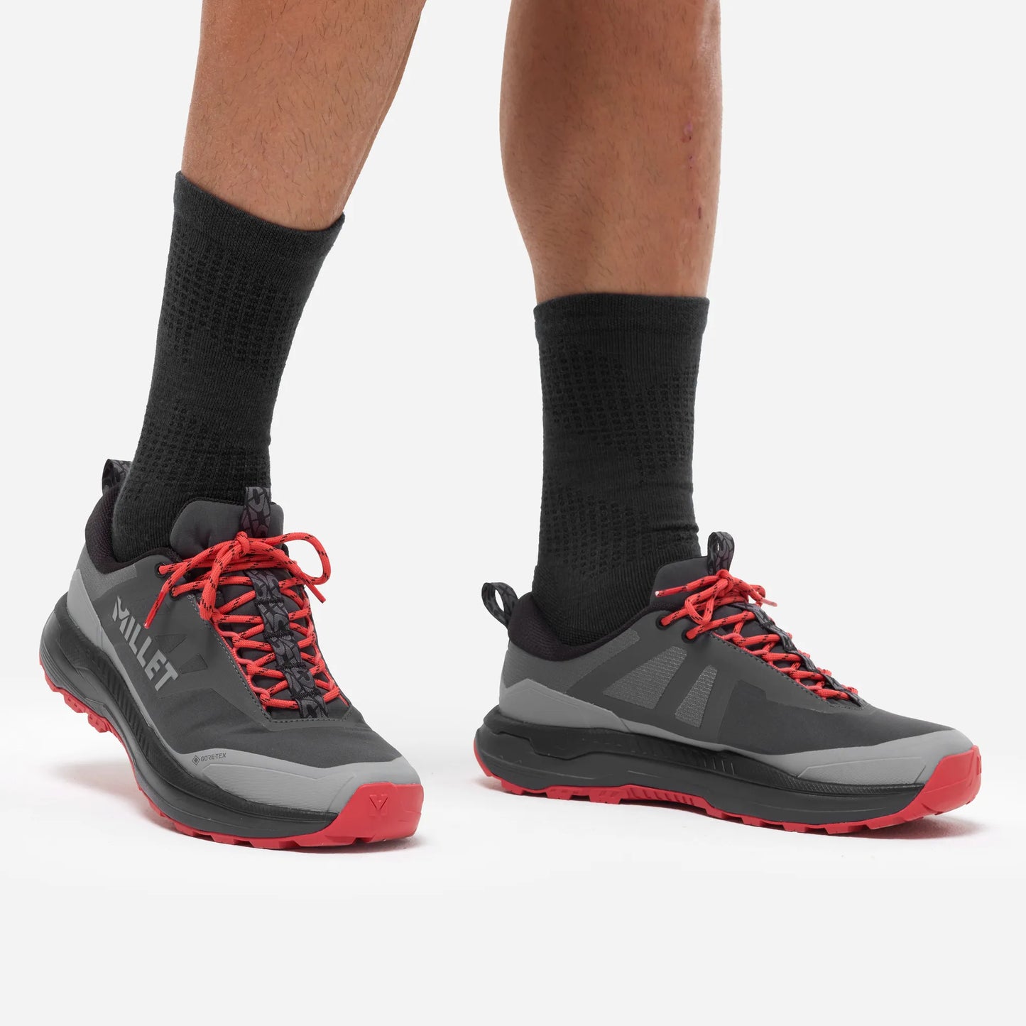 hombre usando zapatillas Millet Seneca GTX durante una ruta de senderismo en montaña