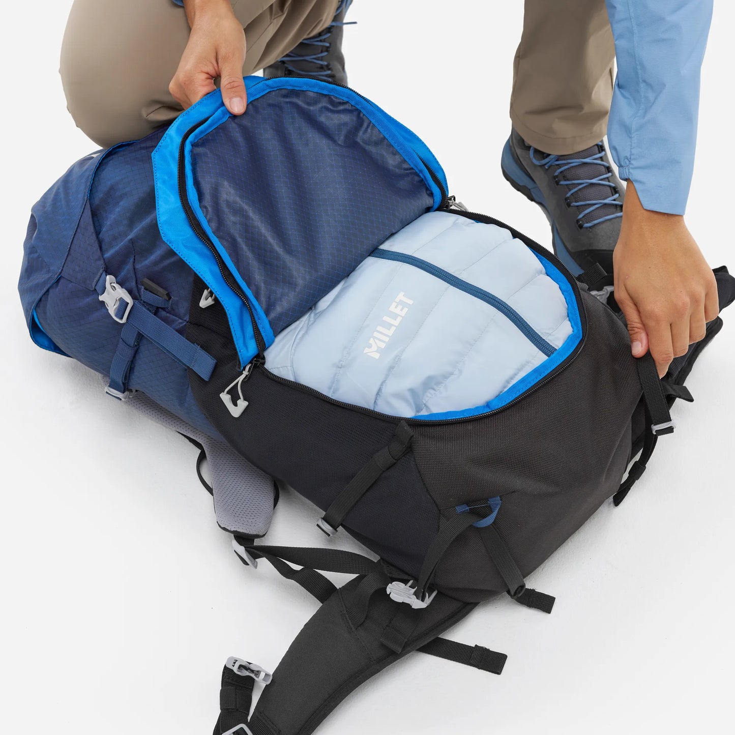 mochila Millet Ubic 30L mujer abierta mostrando el acceso al compartimento principal