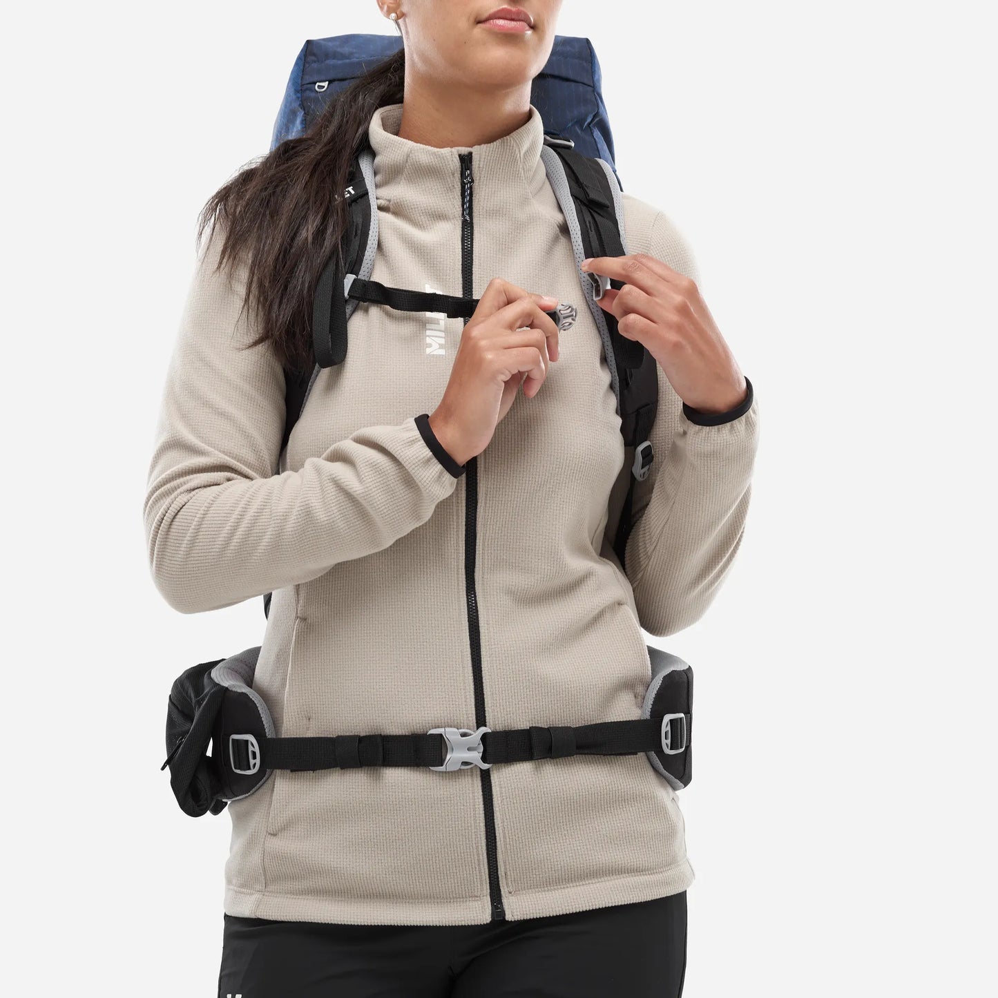 detalle de la cincha de pecho ajustable de la mochila Millet Ubic 50+10 mujer