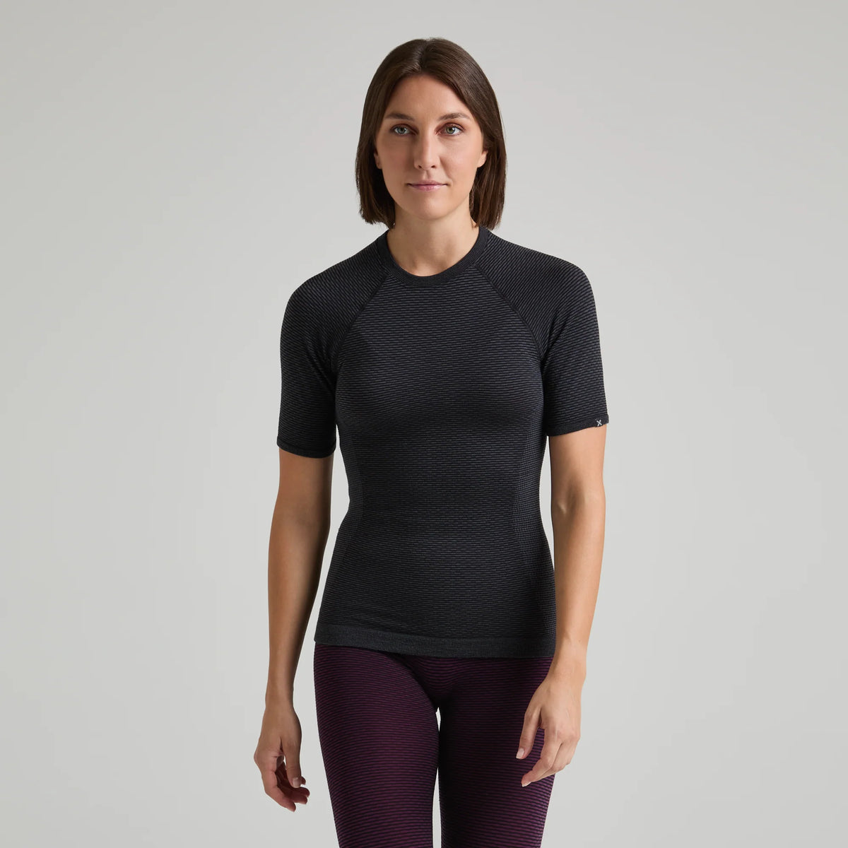 camiseta técnica Montura Seamless Merino para mujer utilizada como primera capa durante una actividad de montaña