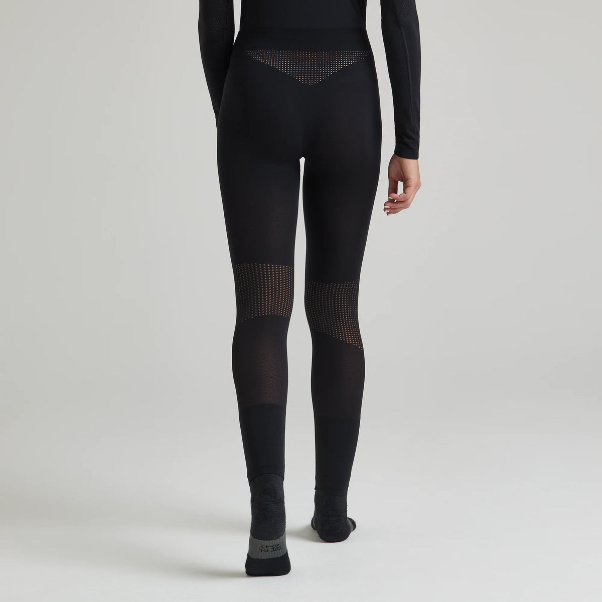 detalle de la cintura del pantalón Montura Seamless Ultra-L para mujer en color negro