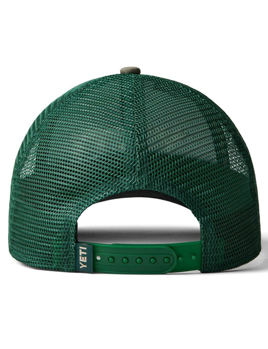 Detalle de la parte trasera de rejilla de la gorra YETI Intl Camo Lb Trucker Hat