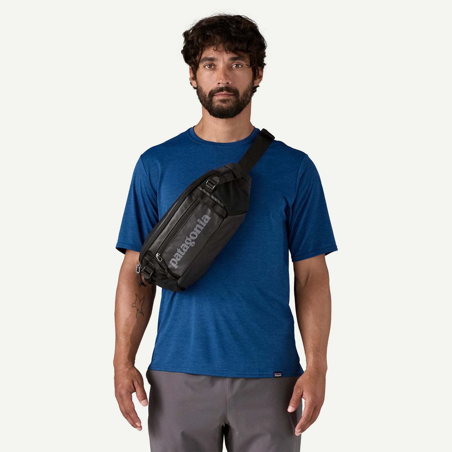 persona usando riñonera Patagonia Black Hole Waist Pack 5L durante una ruta de senderismo