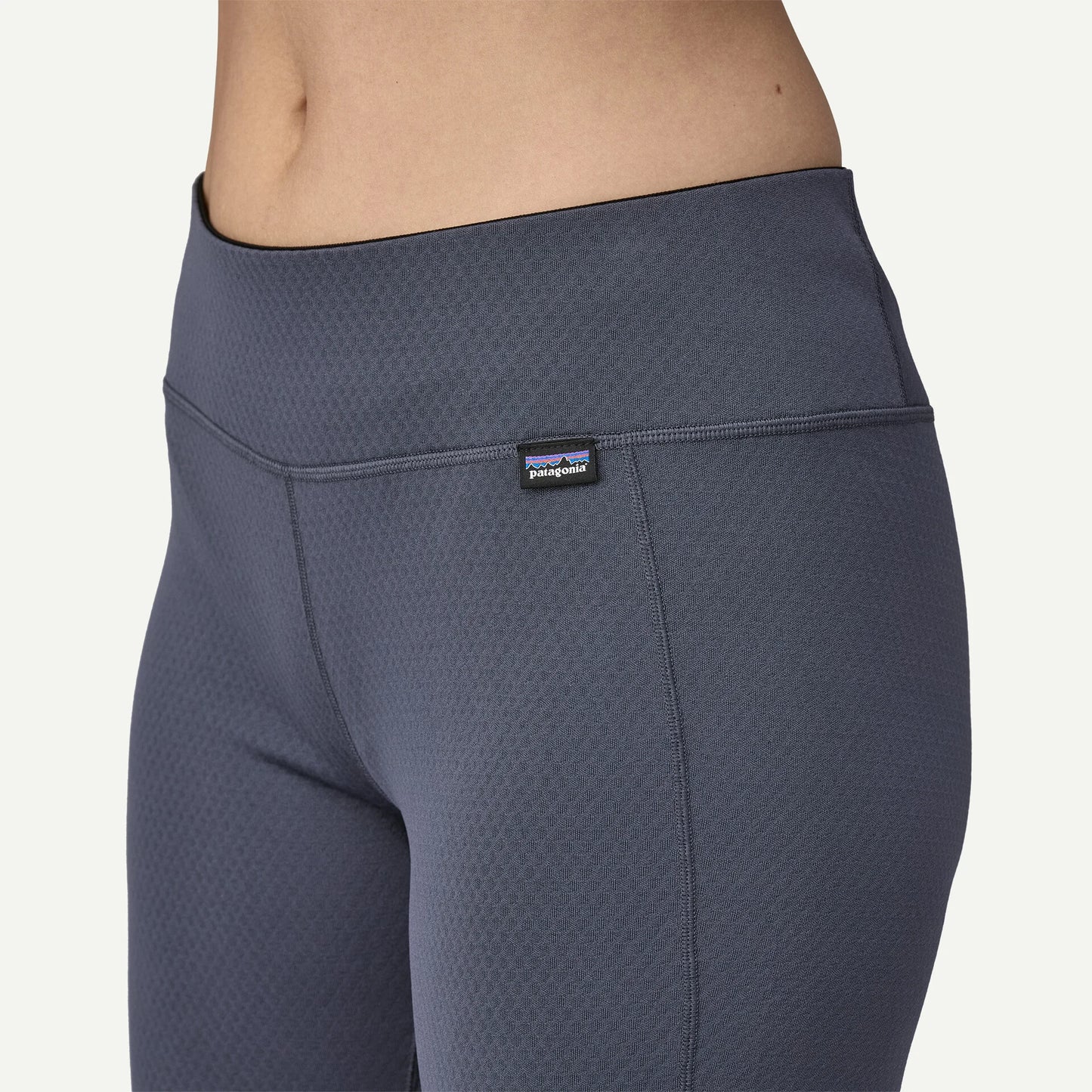 detalle del tejido técnico de la malla Patagonia Capilene Midweight Bottoms mujer