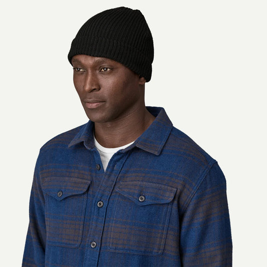 gorro corto Patagonia Fisherman's Rolled Beanie negro utilizado con ropa casual de estilo outdoor