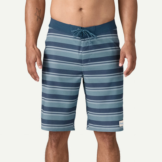 Hombre usando Patagonia M’s Hydropeak Boardshorts Twinnie Stripe Still Blue