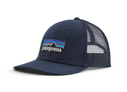 Gorra Patagonia P-6 Logo Lopro Trucker Hat en color New Navy de perfil bajo y diseño trucker COLOR NEW NAVY