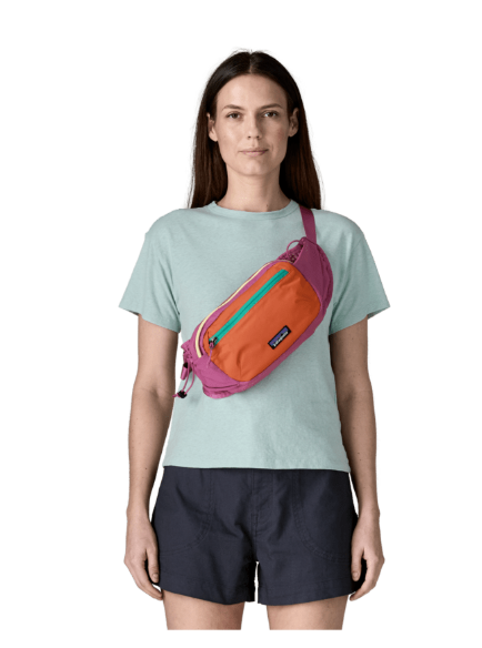 riñonera Patagonia Terravia Hip Pack llevada cruzada en uso diario magenta