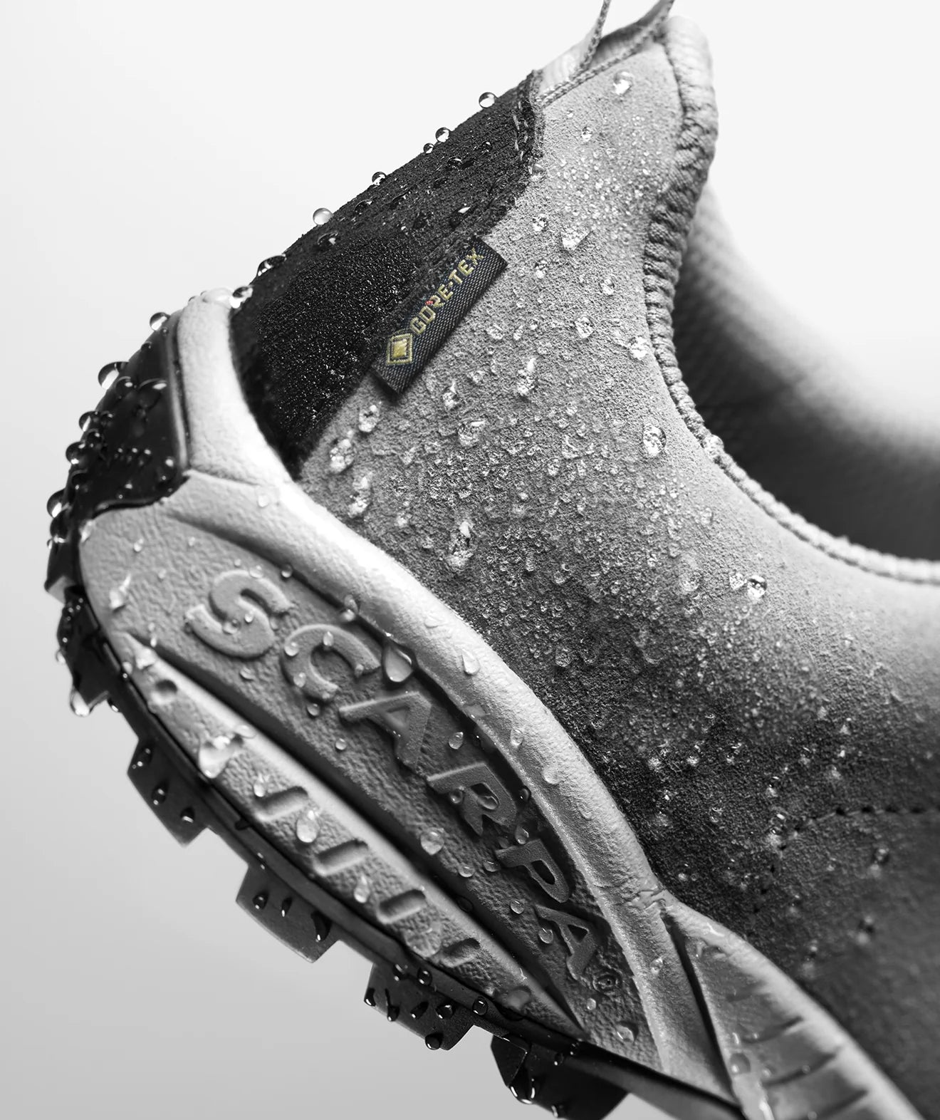 Zapatilla Scarpa Mojito GTX negra mojada demostrando impermeabilidad de la membrana Gore-Tex.
