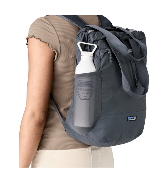 mochila Patagonia Terravia Tote Pack detalle bolsillo lateral para botella