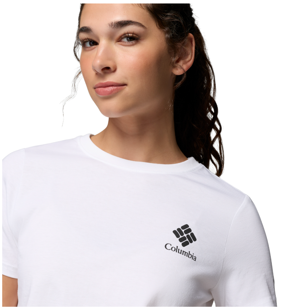chica con camiseta columbia rolling bend de color blanco detalle logo en color negro