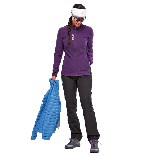 Mujer con el forro polar Millet Ubic Lightgrid Purple Velvet, en una vista de cuerpo entero