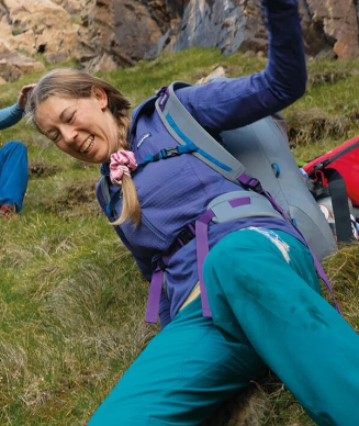 Mujer practicando actividades al aire libre en la montaña con ropa deportiva de Patagonia, equipamiento para mujer disponible en Qivitoq Olot