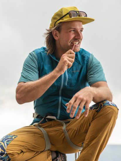 Hombre practicando escalada en la montaña con ropa técnica de Patagonia, equipamiento outdoor para hombre disponible en Qivitoq Olot