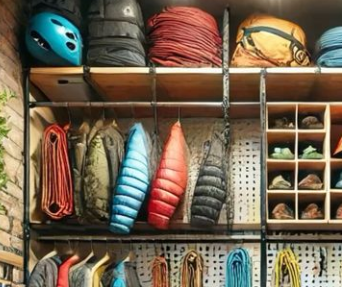 Selección de equipamiento outdoor premium en últimas unidades disponible en Qivitoq Olot