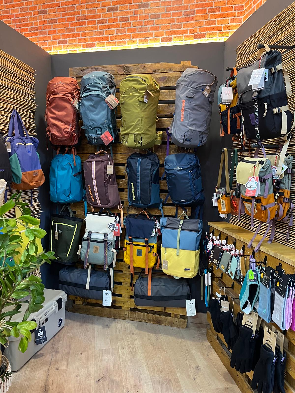 Selección de mochilas y bolsas para uso diario, viajes y actividades outdoor disponibles en la tienda Qivitoq Olot