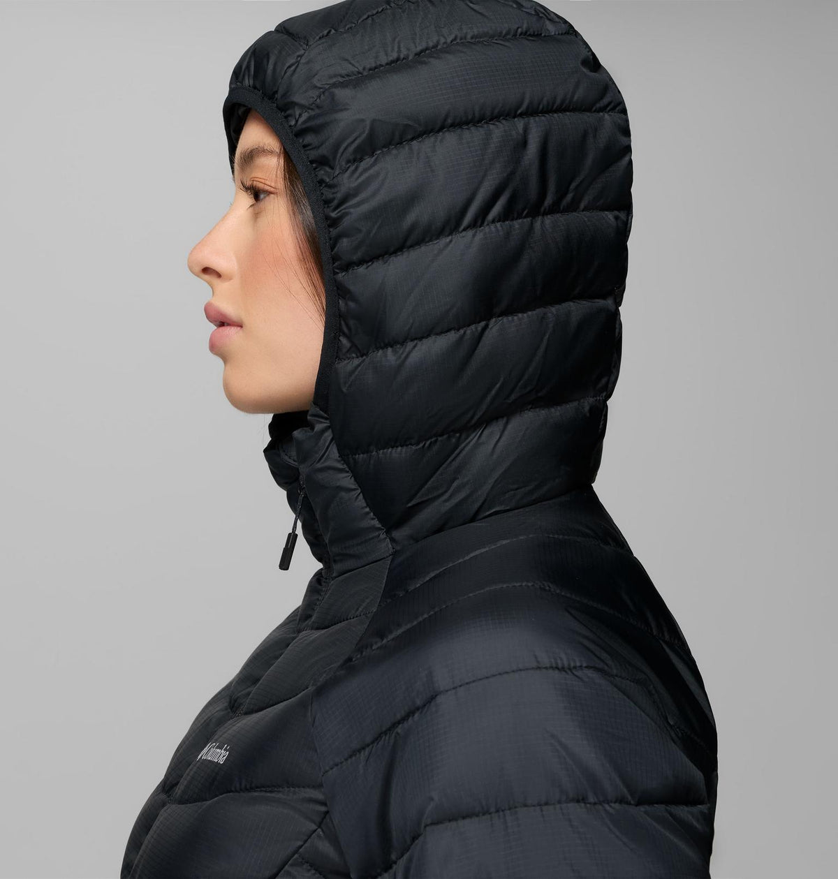 detalle de la capucha de la chaqueta térmica Columbia Powder Lite II para mujer