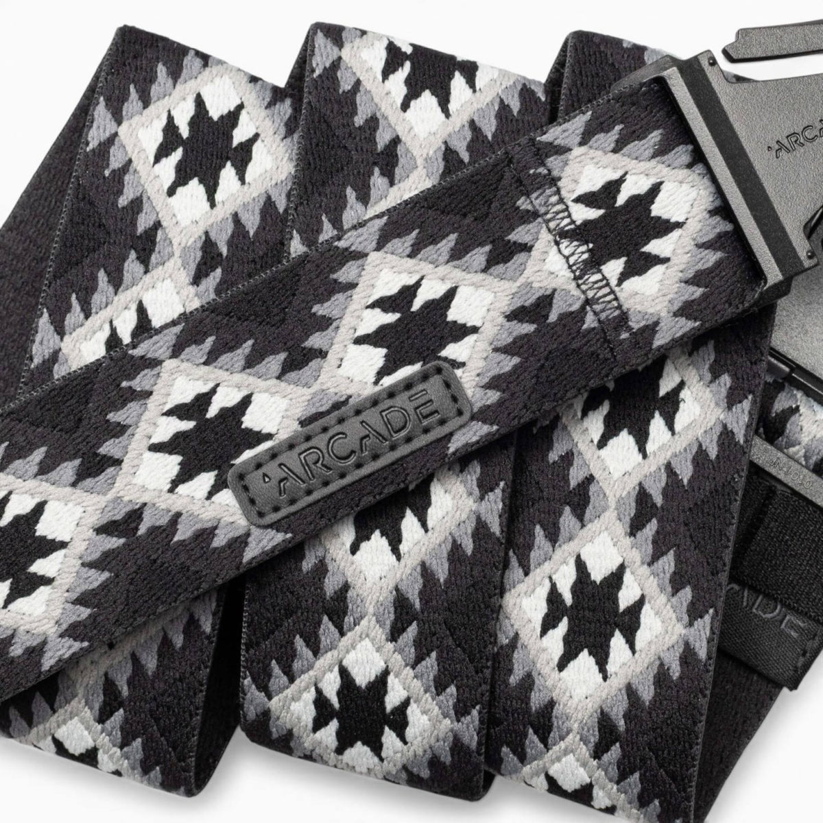 detalle del tejido elástico del cinturón Arcade Twilight Black Grey para mayor libertad de movimiento