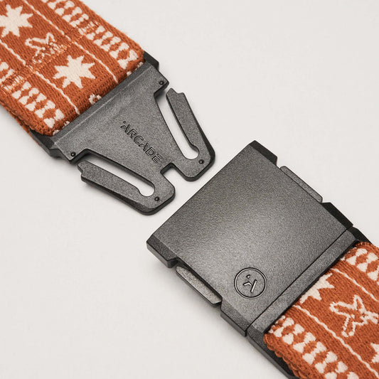 Detalle del cinturón Arcade Wild Rag con tejido elástico