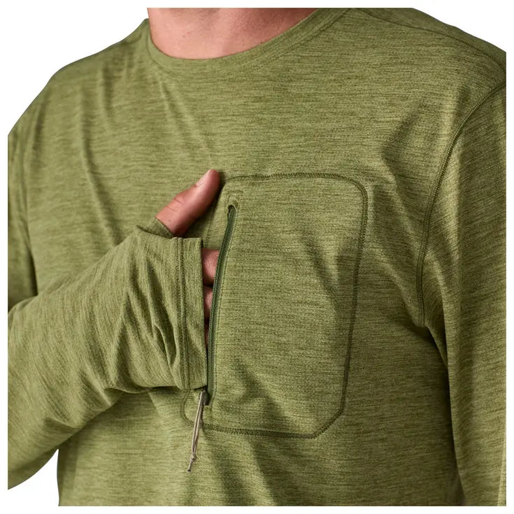 Detalle del bolsillo de la Patagonia M's L/S Cap Cool Sun Shirt para hombre, práctico para guardar objetos pequeños en rutas y uso diario color verde
