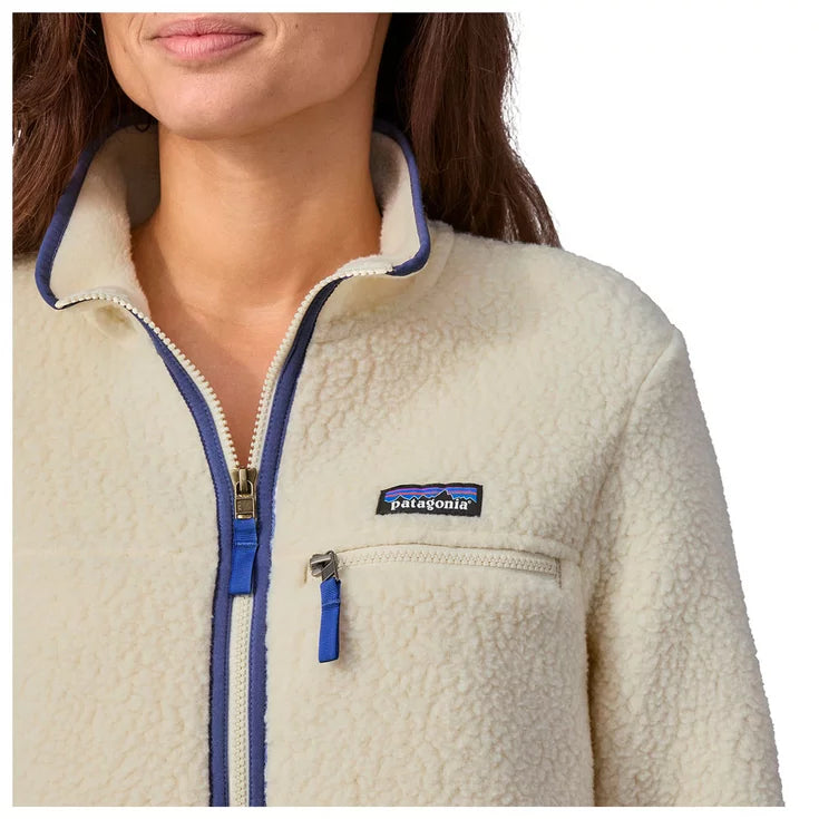 Detalle del bolsillo de pecho con cremallera y logo de la Patagonia W's Retro Pile Jkt para mujer, práctico para guardar objetos pequeños