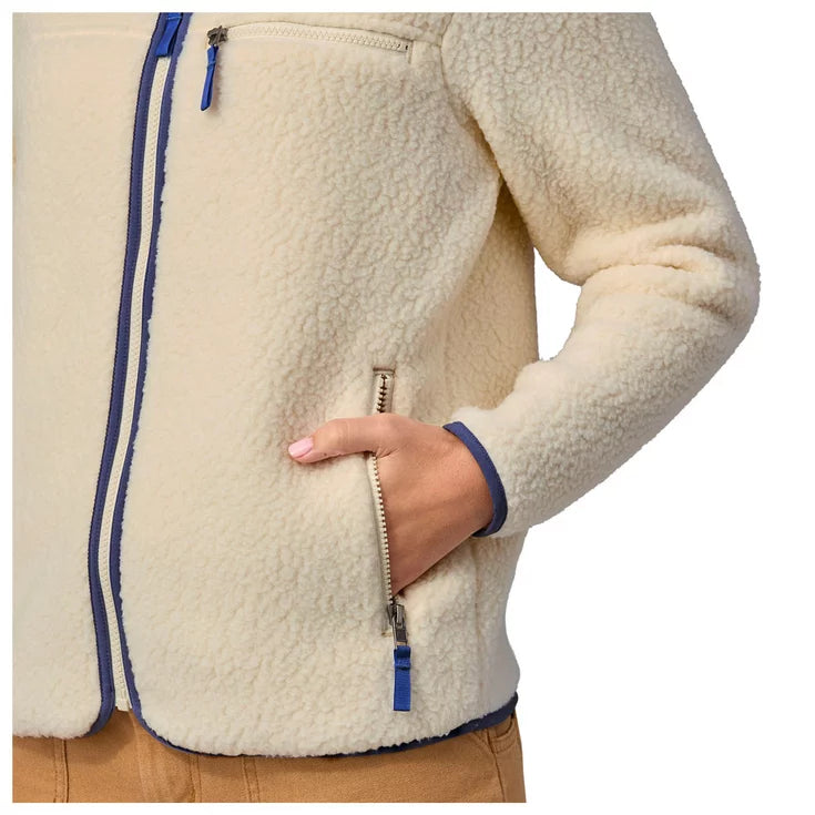 Detalle de los bolsillos de la Patagonia W's Retro Pile Jkt, prácticos para calentar las manos y guardar objetos color natural