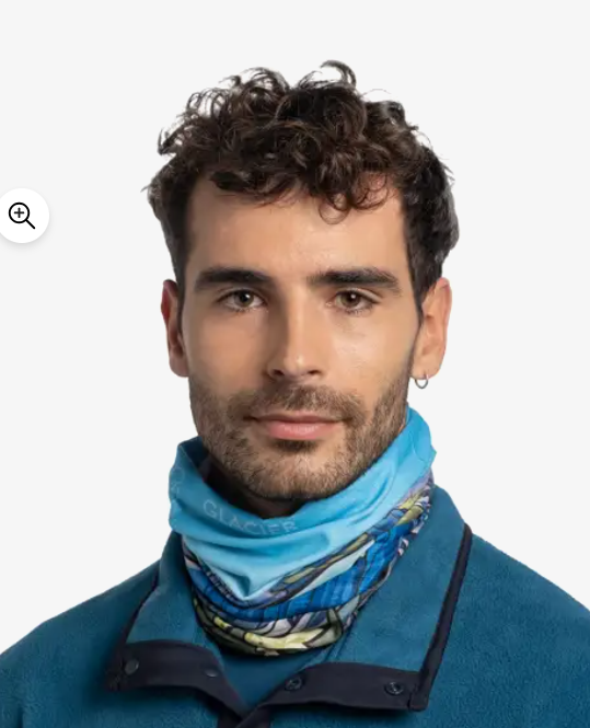 persona usando Buff CoolNet UV color Glacier en actividad outdoor