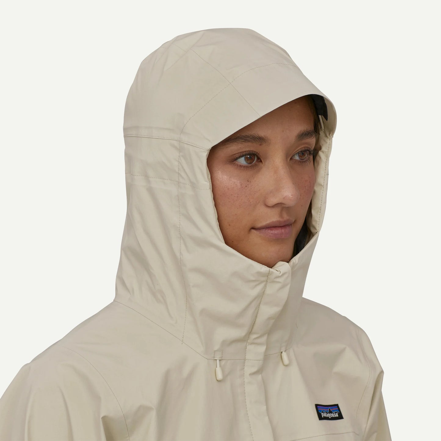 Detalle de la capucha de la Patagonia W's Torrentshell 3L Rain Jkt para mayor protección en lluvia blanco