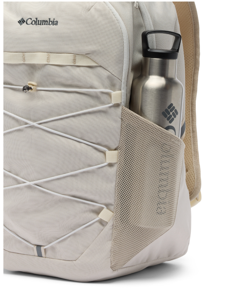 Detalle del portabotellas lateral de la mochila Columbia Atlas Explorer 28 en uso outdoor