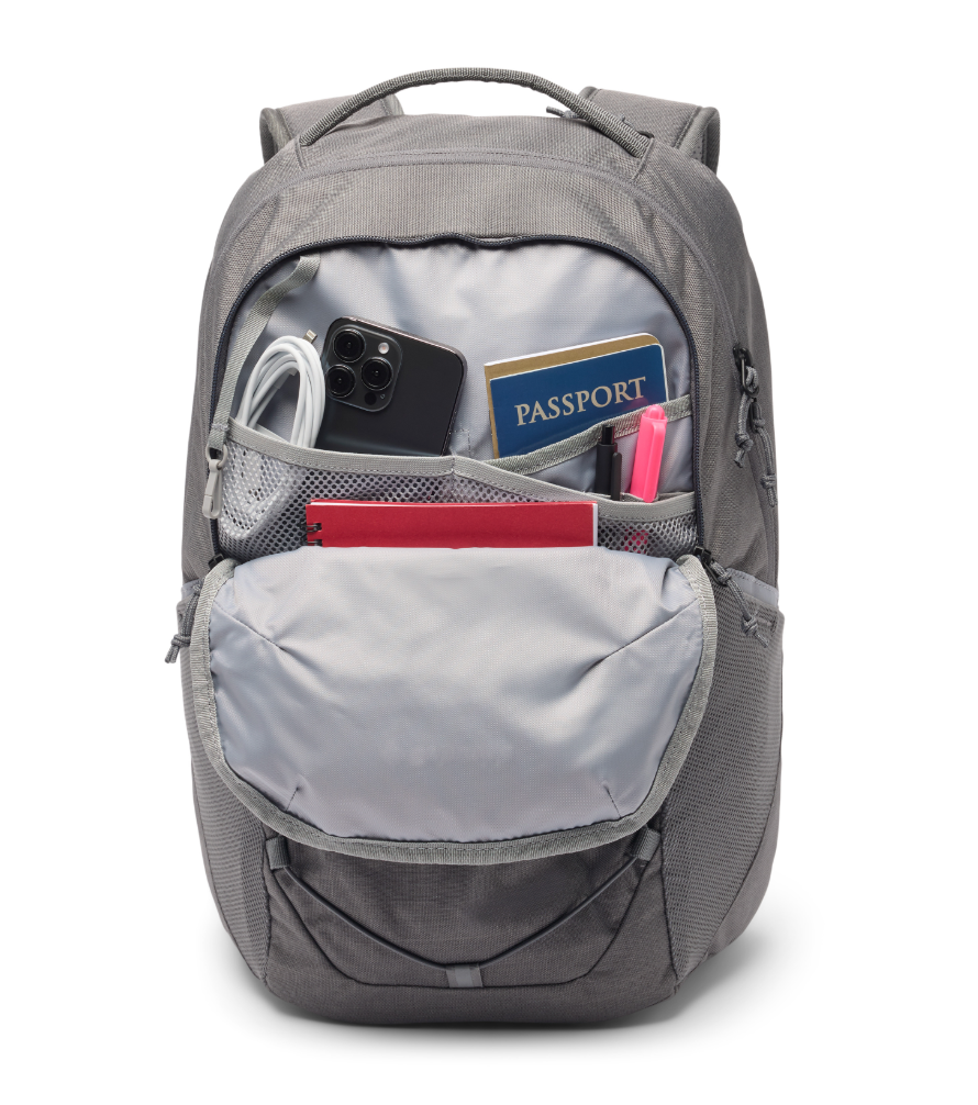 mochila Columbia Atlas Explorer 28 con el bolsillo delantero abierto en uso urbano y outdoor