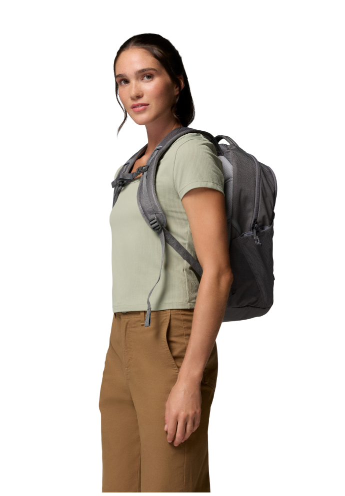 Chica usando la mochila Columbia Atlas Explorer 28 para uso urbano y outdoor