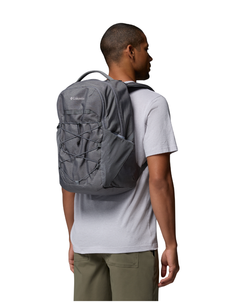 Chico de espaldas usando la mochila Columbia Atlas Explorer 28 para uso urbano y outdoor