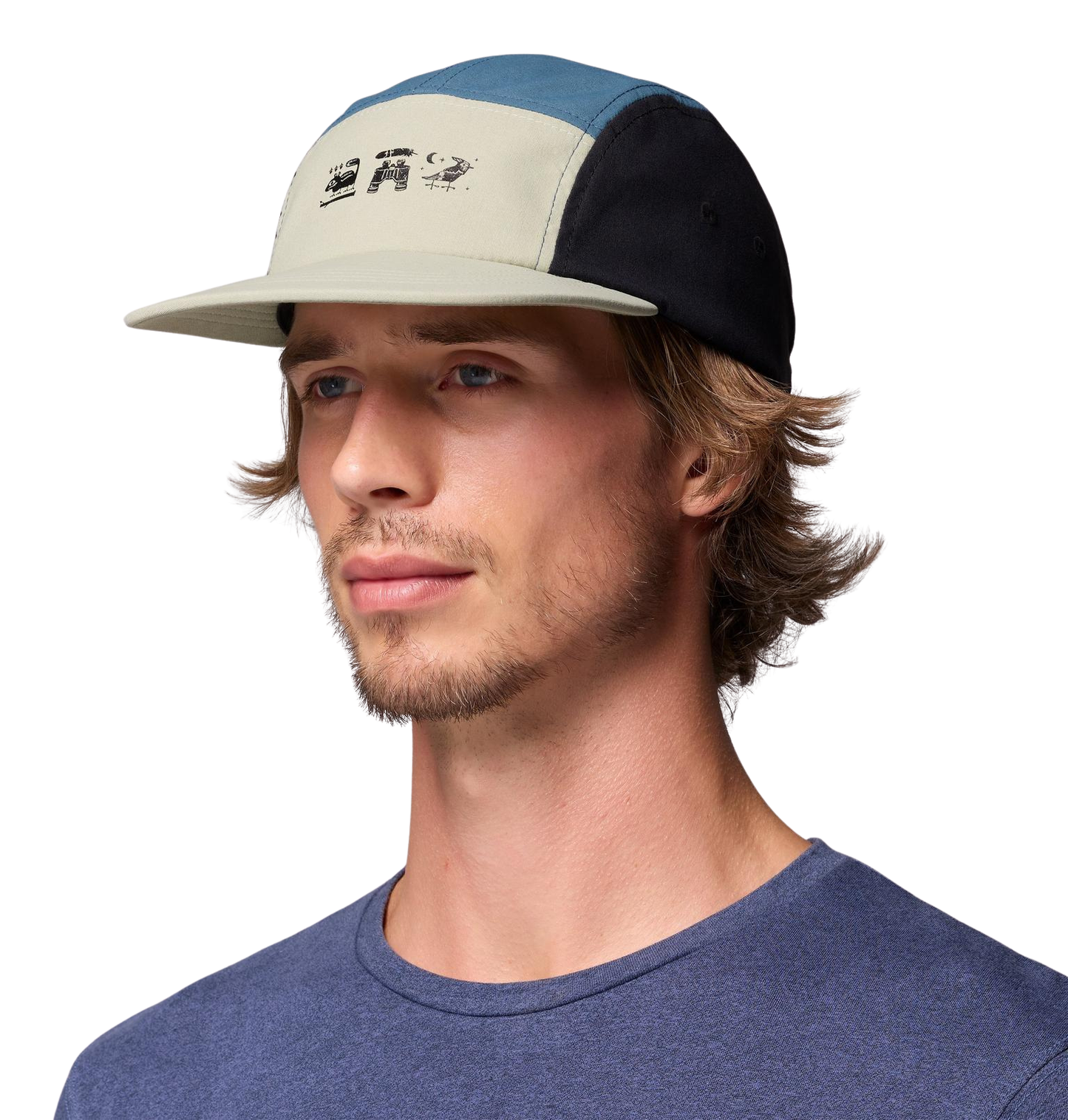 persona usando gorra Columbia Creek Side 5 Panel Hat durante una actividad outdoor color safari