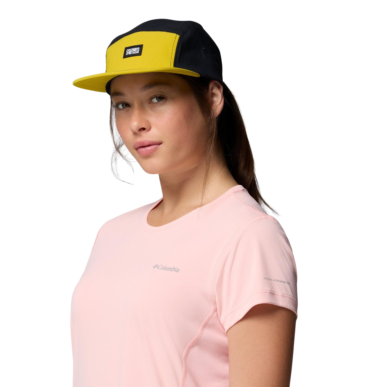 chica usando gorra Columbia Creek Side 5 Panel Hat durante una actividad outdoor color negra y amarilla