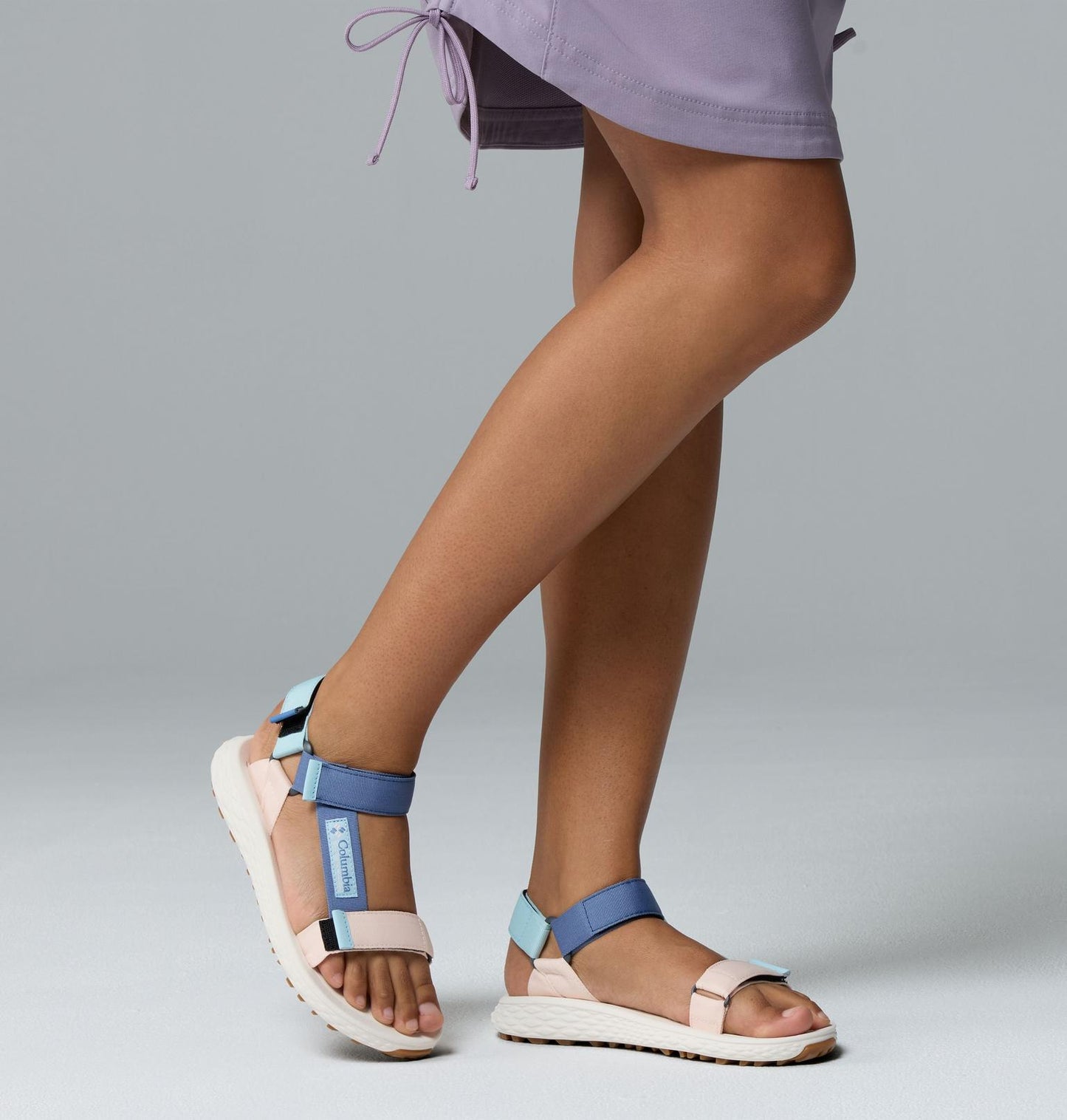 Mujer usando Columbia Konos Globetrot en entorno urbano o de viaje blue dusk