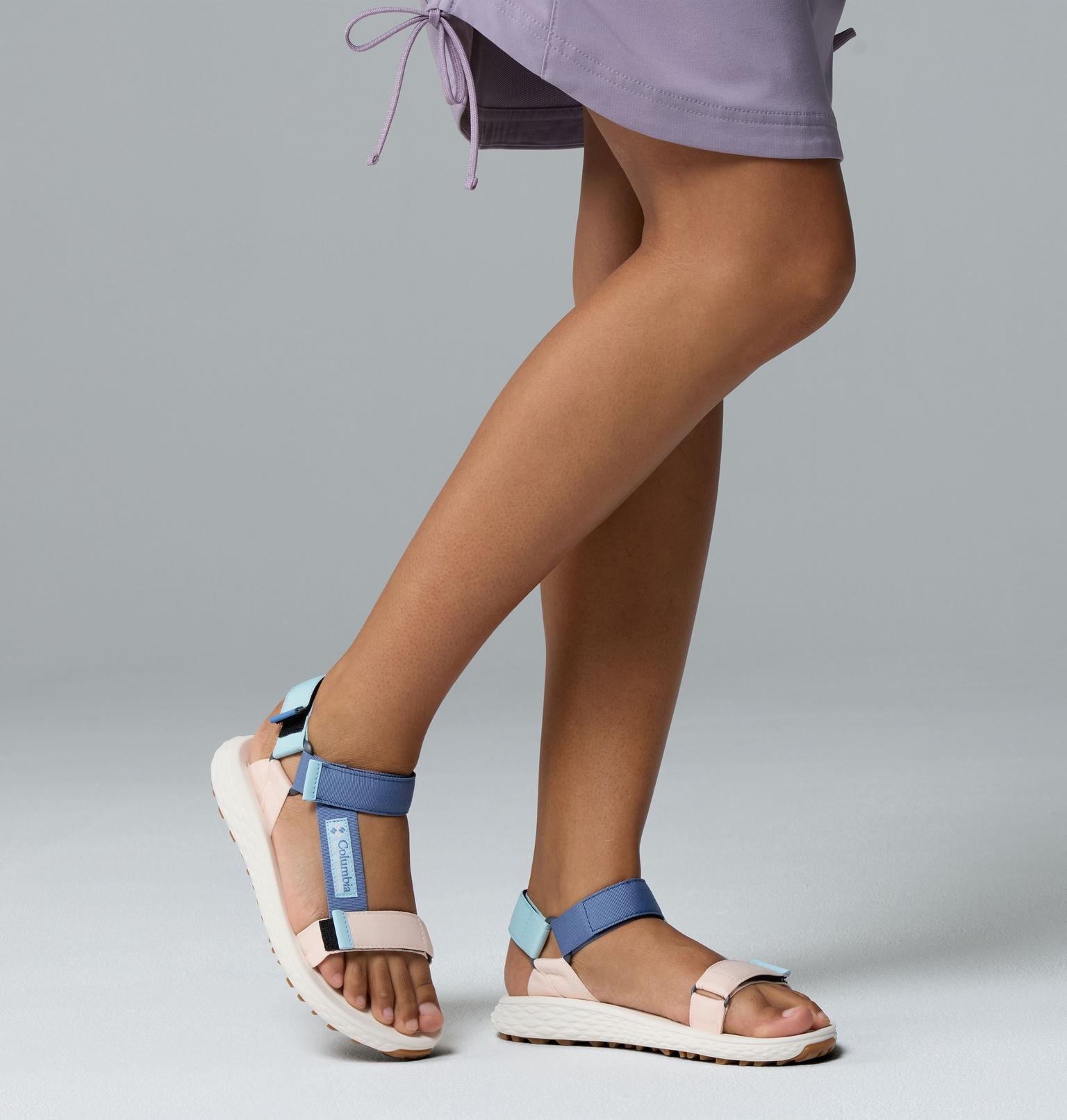 Mujer usando Columbia Konos Globetrot en entorno urbano o de viaje blue dusk