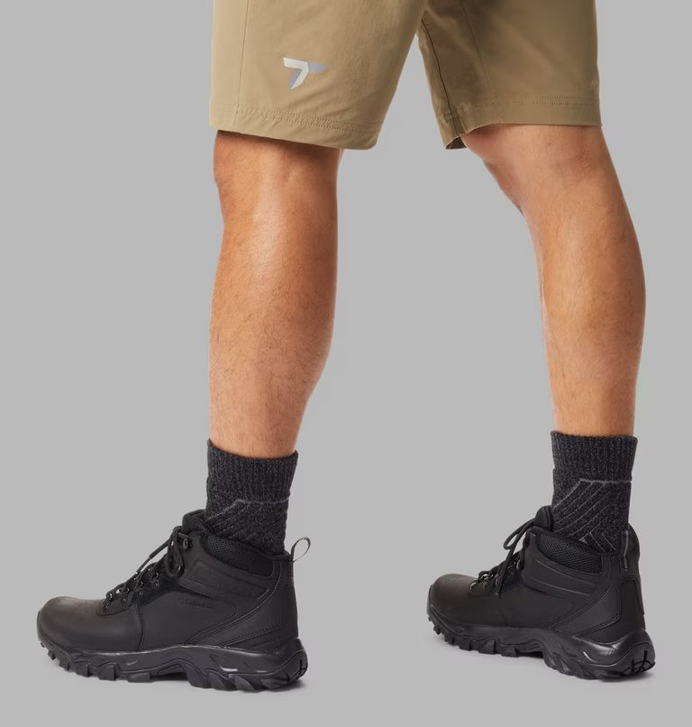 Persona utilizando las botas Columbia Newton Ridge Plus II Waterproof negras durante una ruta de senderismo.