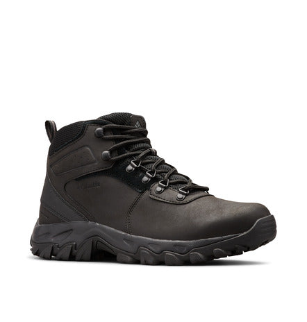Bota Columbia Newton Ridge Plus II Waterproof negra en vista perspectiva para senderismo.