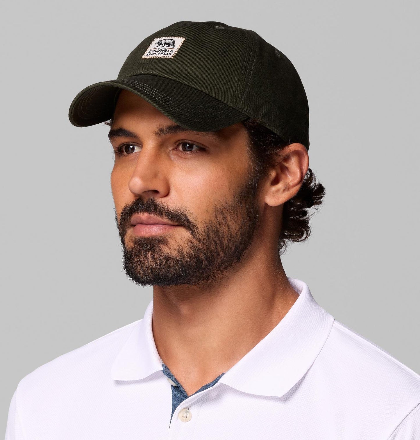 persona usando gorra Columbia Provisions Ball Cap bear en exterior