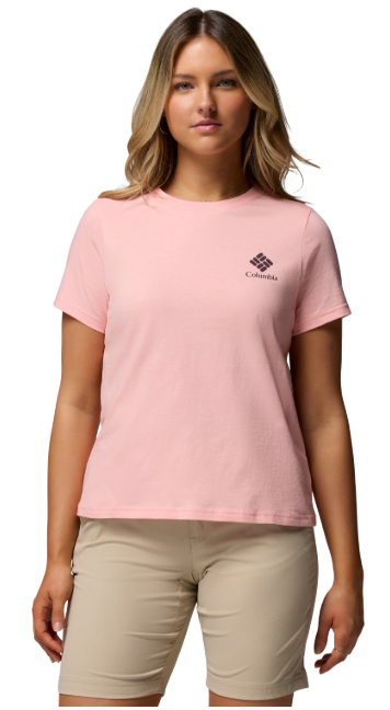 mujer con camiseta Columbia Rolling Bend Graphic SS color Pink Sand en uso outdoor casual