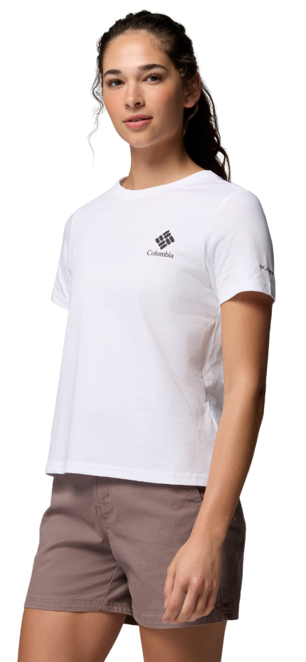 mujer con camiseta Columbia Rolling Bend Graphic SS color blanco en uso outdoor casual