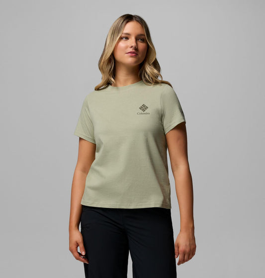 Chica con camiseta Columbia W’s Rolling Bend Graphic SS vista frontal para uso outdoor en verano. color safari