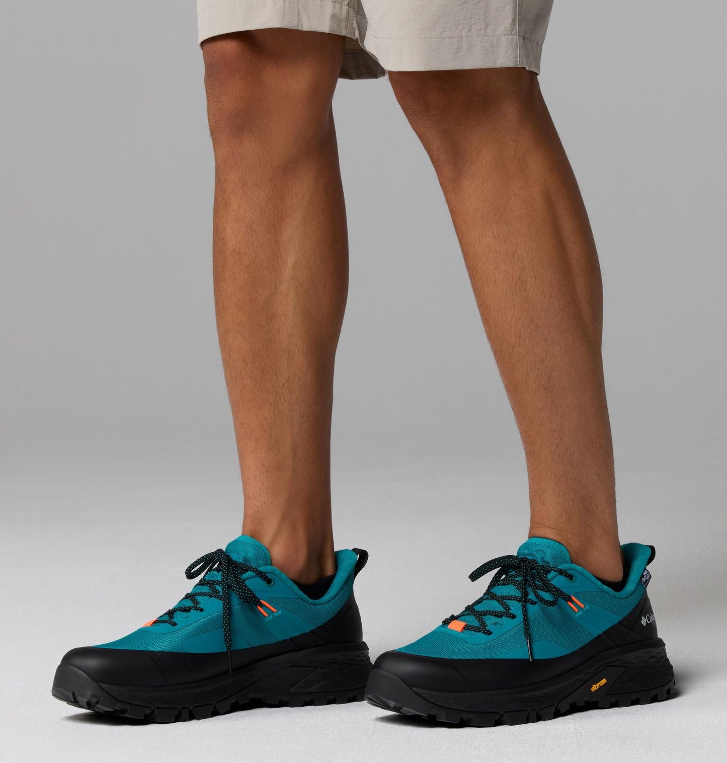 Zapatillas Columbia Tellurix Titanium impermeables en uso durante trail y senderismo